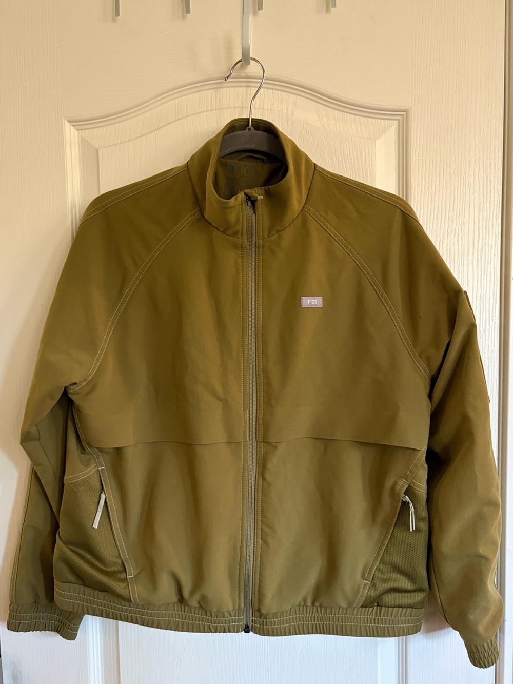Figs Sydney cargo scrub jacket in olive